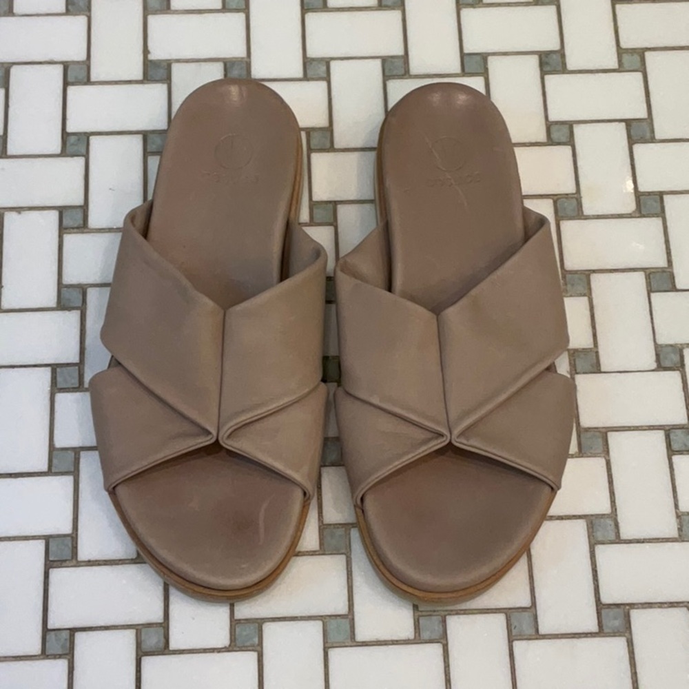 Coclico Nude Leather Sandals